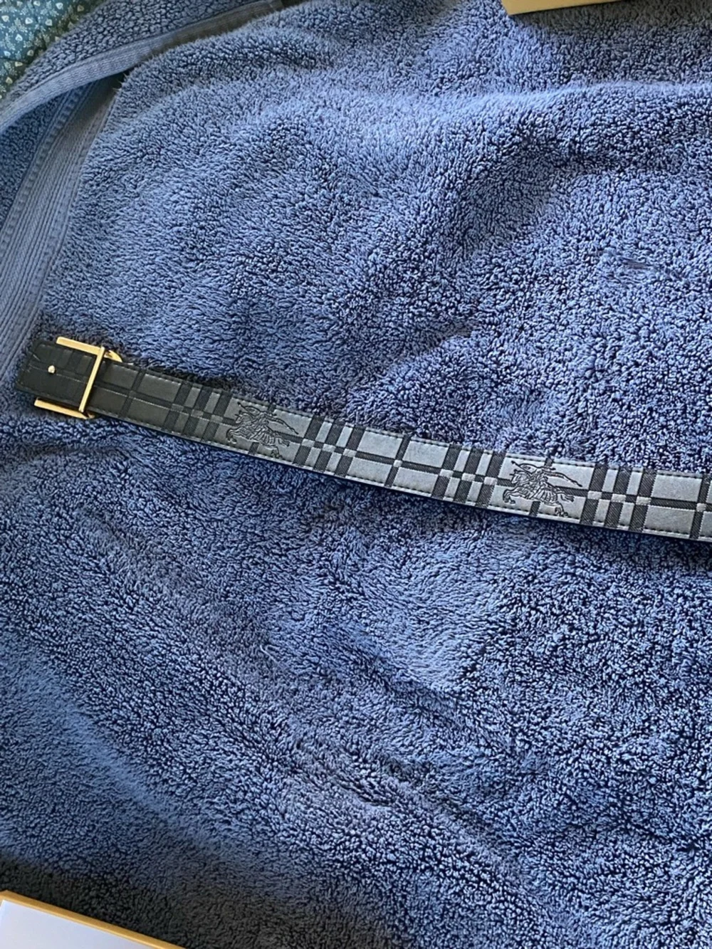 Flat/Matte Gold “B” Buckle on Reversible Burberry Belt. 115cm - Picture 8 of 9